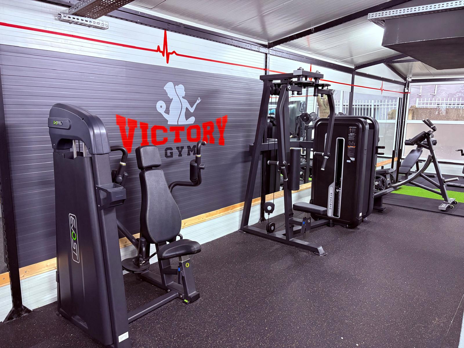 Zona aparate de forță cu logo Victory Gym